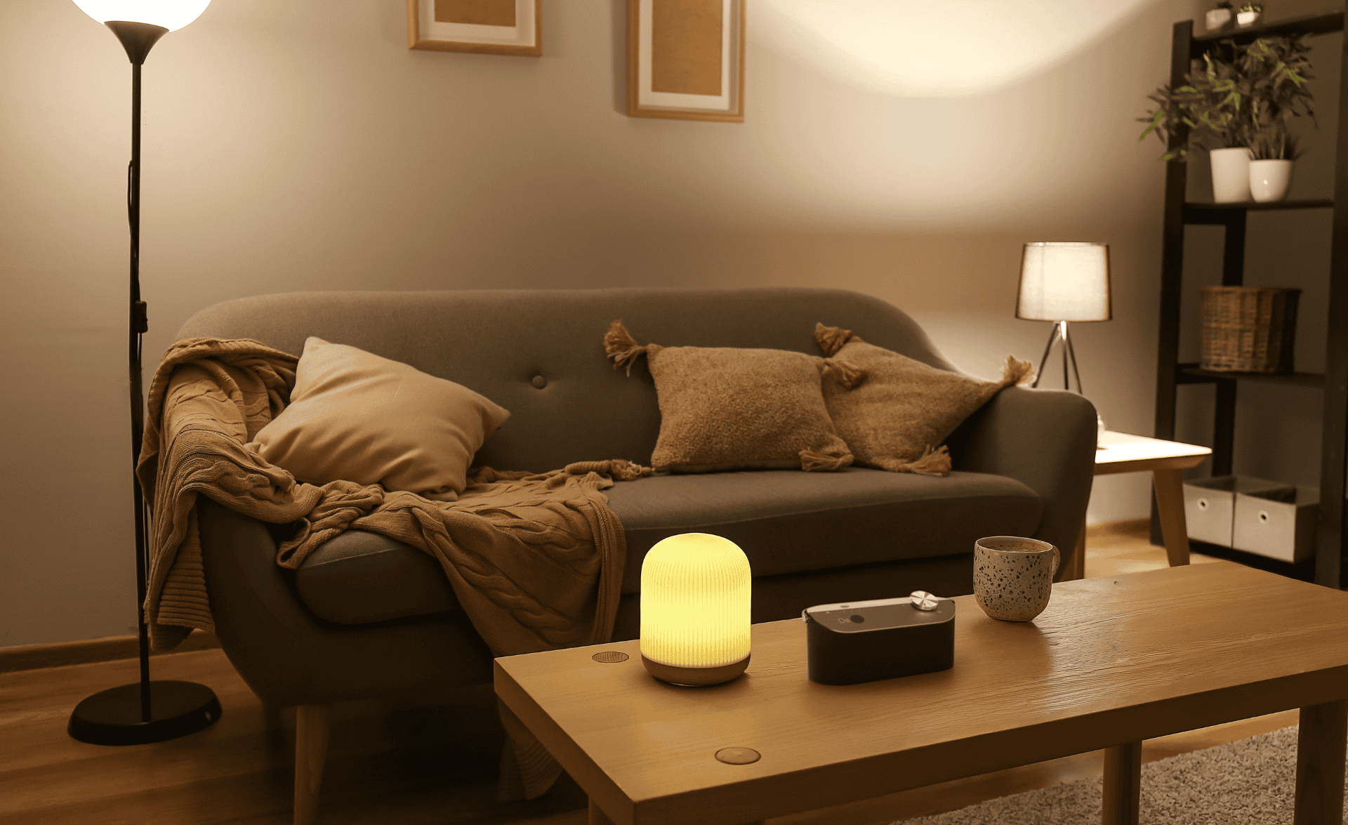 Leere Couch abends, bel-sono auf Couchtisch