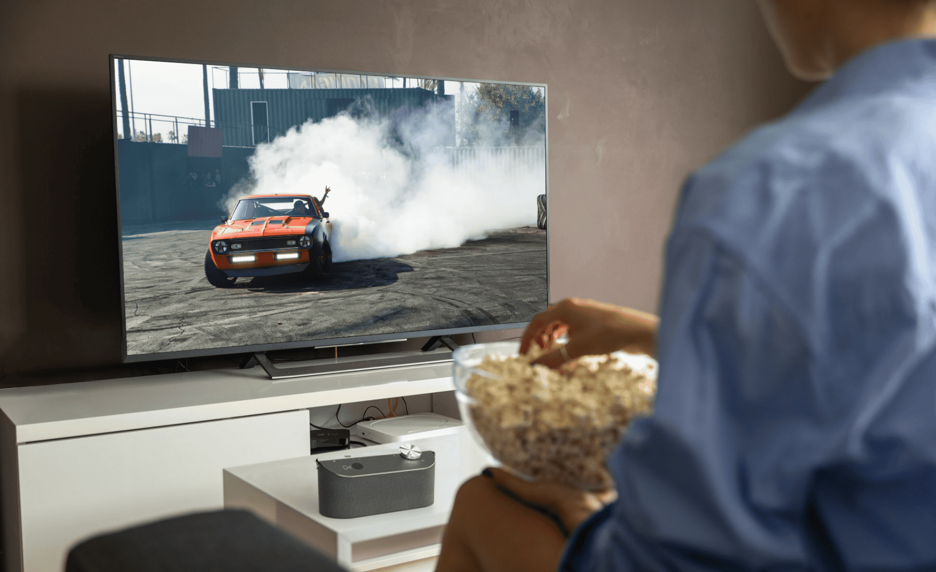 Anwendungsbereiche bel sono auf Couchtisch vor dem Fernseher